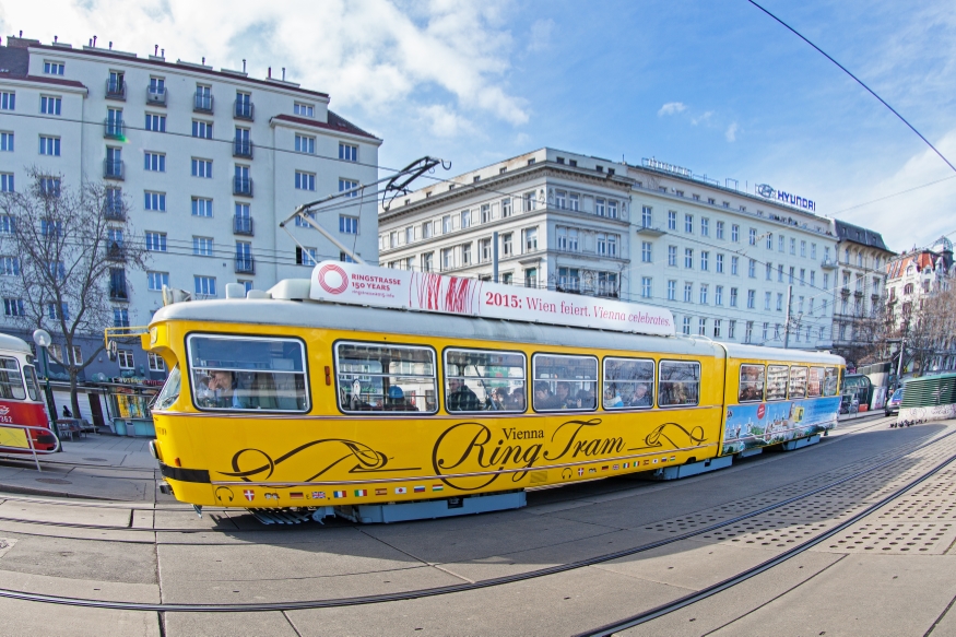 Vienna RingTram  Type E1 am Schwedenplatz, Einstieg und Ausstiegsstelle mit neuem Branding, März 2015