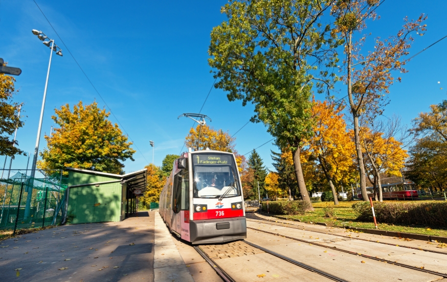Linie 1 mit Type B1  Anfangstelle Prater Hauptallee, Oktober 2015
