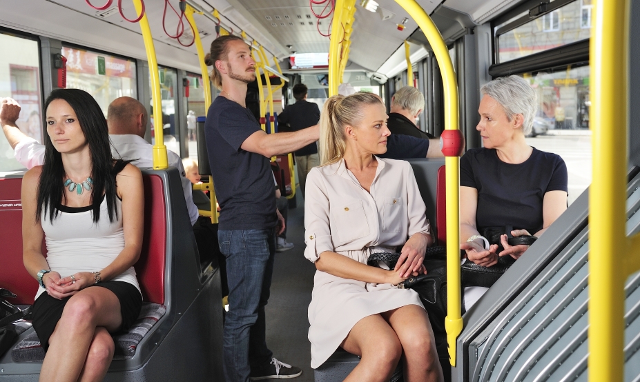 Fahrgäste unterwegs in Verkehrsmitteln der Wiener Linien.