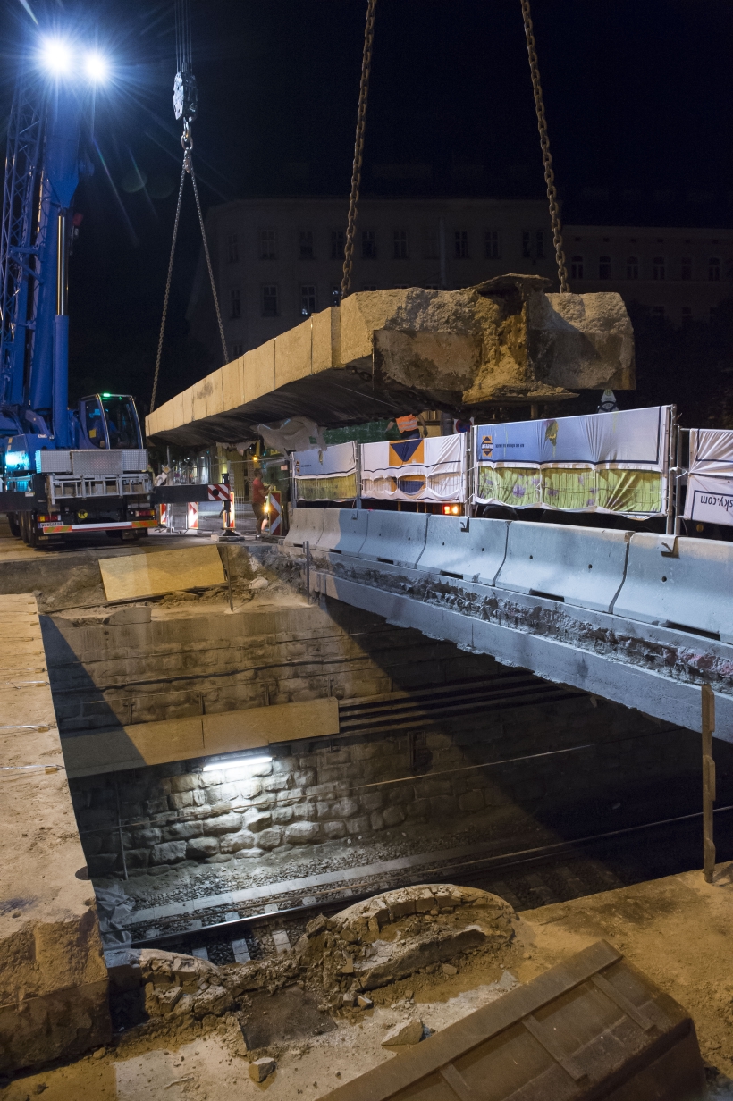 Abbruch eines historischen Brückentragwerks über der U6 zwischen Neustiftgasse und Koppstraße am Wiener Gürtel. Das in Teile geschnittene Brückentragwerk wird mit zwei Spezialkränen in Einzelteilen auf Schwertransporter geladen.