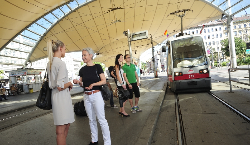 Fahrgäste unterwegs in Verkehrsmitteln der Wiener Linien.