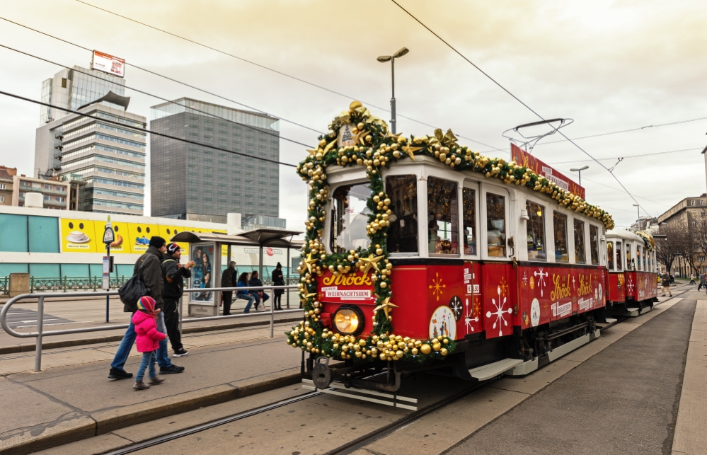 Ströck Weihnachtsbim am Karlsplatz bei der End und Anfangsstelle, Dezember 2015