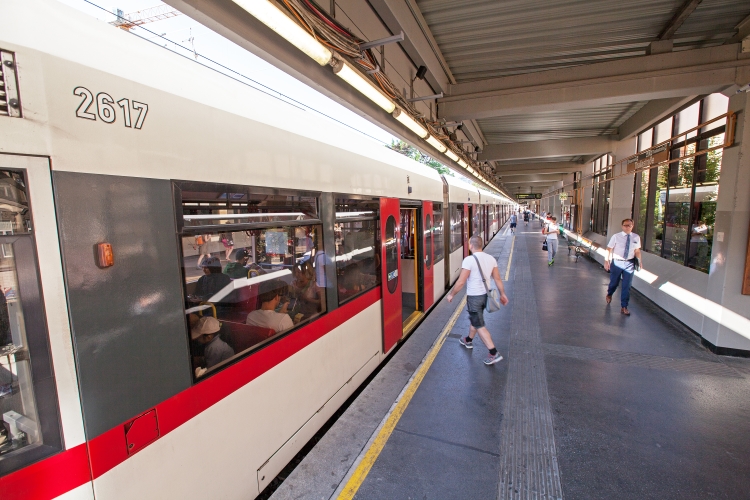 Station Thaliastaße mit T Garnitur am 3.Juni 2015