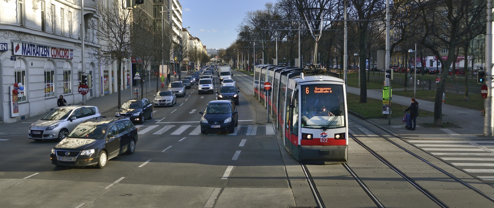 Straßenbahn der Linie 6 im Bereich Gaudenzdorfer Gürtel