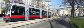 Eigens für die in Wien stattfindende Tram-EM bebrandete ULF Straßenbahn.