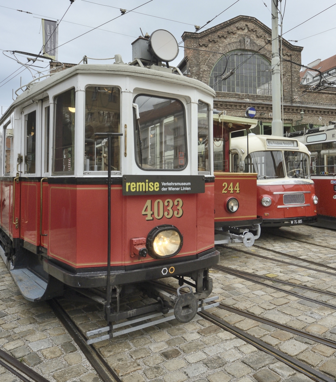 Einige der ausgestellten Fahrzeuge des Verkehrsmuseums der Wiener Linien.