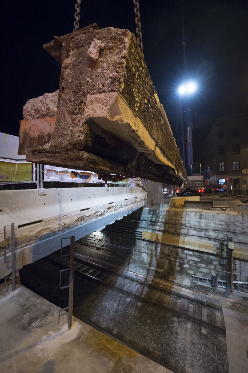Abbruch eines historischen Brückentragwerks über der U6 zwischen Neustiftgasse und Koppstraße am Wiener Gürtel. Das in Teile geschnittene Brückentragwerk wird mit zwei Spezialkränen in Einzelteilen auf Schwertransporter geladen.