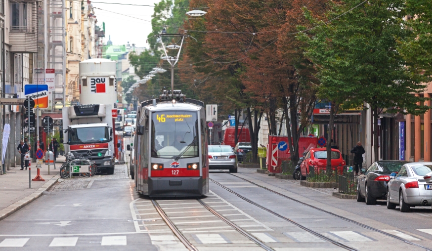 Linie 46 mit der Type A1 kurz vor derStaton Thaliastraße U6, Lerchenfelderstraße, Kaiserstraße, Oktober 2015