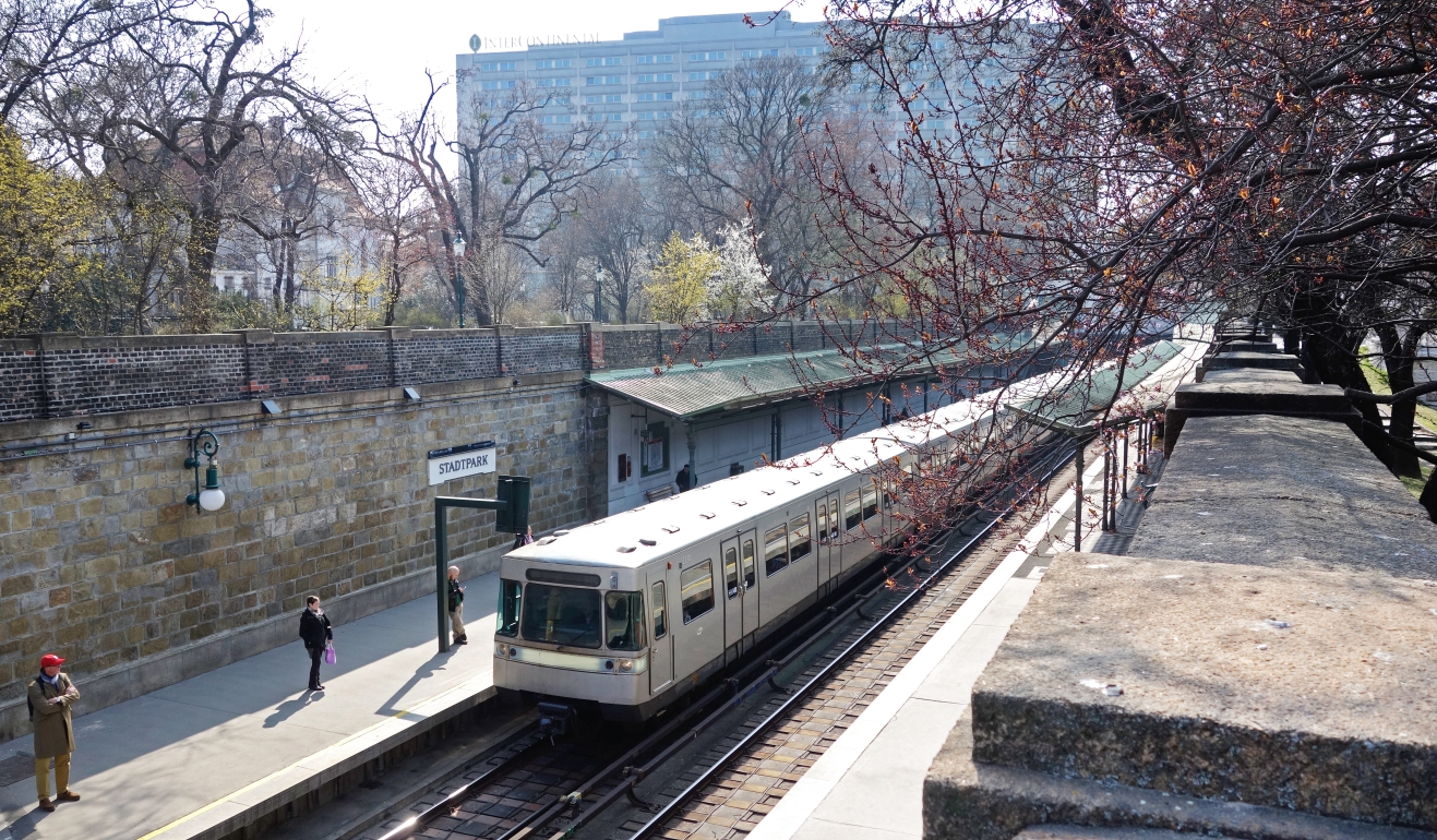 U-Bahn Station Stadtpark der U4 mit einem Silberpfeil der Type U/U1 , März 2015