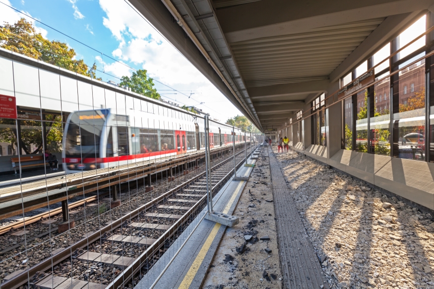 Station Thaliastaße, Bahnsteig wird erneuert, September 2015