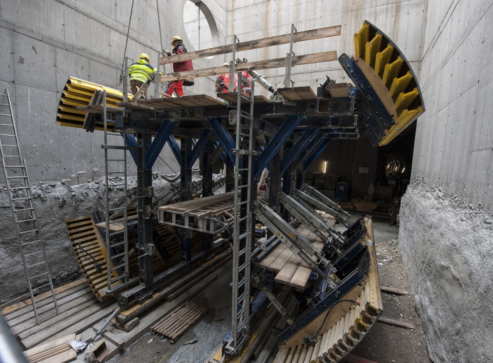 Bauarbeiten zur Verlängerung der Linie U1 nach Oberlaa im Bereich Verteilerkreis Favoriten. Arbeiter errichten ein Schalgerüst.