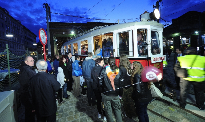 Zahlreiche BesucherInnen in der Remise, dem Verkehrsmuseum der Wiener Linien in Erdberg bei der 'langen Nacht der Wiener Stadtwerke'.