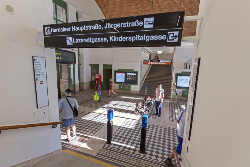 Station Alserstraße Eingangshalle und Stiegenbereich nach Sanierung, August 2015