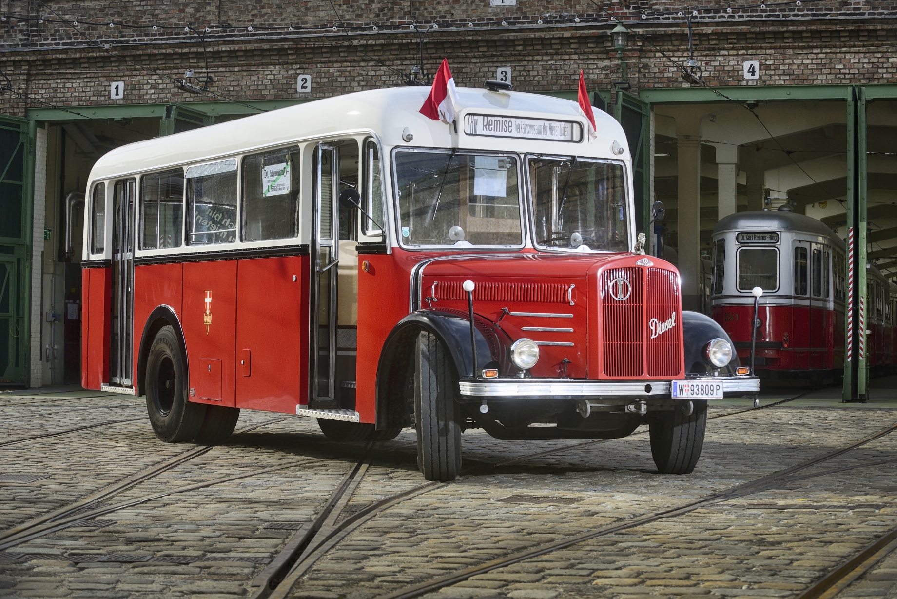 Ab 15. März 2015 verkehrt an den Wochenenden ein Oldtimer-Shuttlebus zwischen Schwedenplatz und dem Verkehrsmuseum Remise in Erdberg.