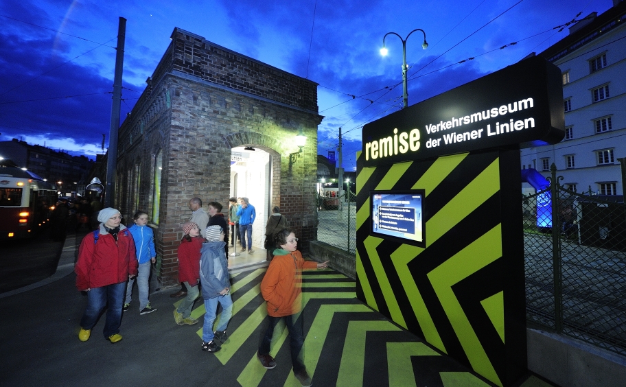 Zahlreiche BesucherInnen in der Remise, dem Verkehrsmuseum der Wiener Linien in Erdberg bei der 'langen Nacht der Wiener Stadtwerke'.