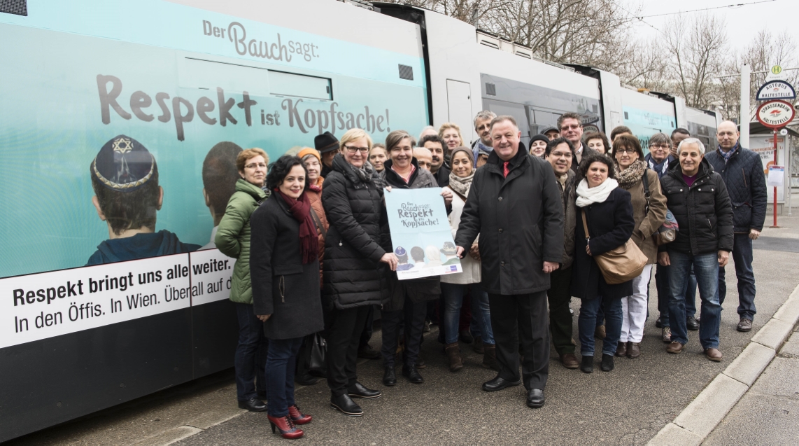 Wiener Linien Geschäftsführer Eduard Winter (re) und Sandra Frauenberger (li), Amtsführende Stadträtin für Intergration präsentieren Kampagne 