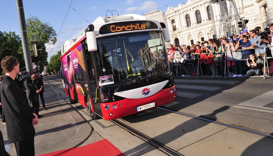 Die TeilnehmerInnen am Eurovision Song Contest werden mit Elektrobussen der Wiener Linien zum Empfang im Rathaus gebracht. Im Bild Vorjahressiegerin Conchita Wurst.
