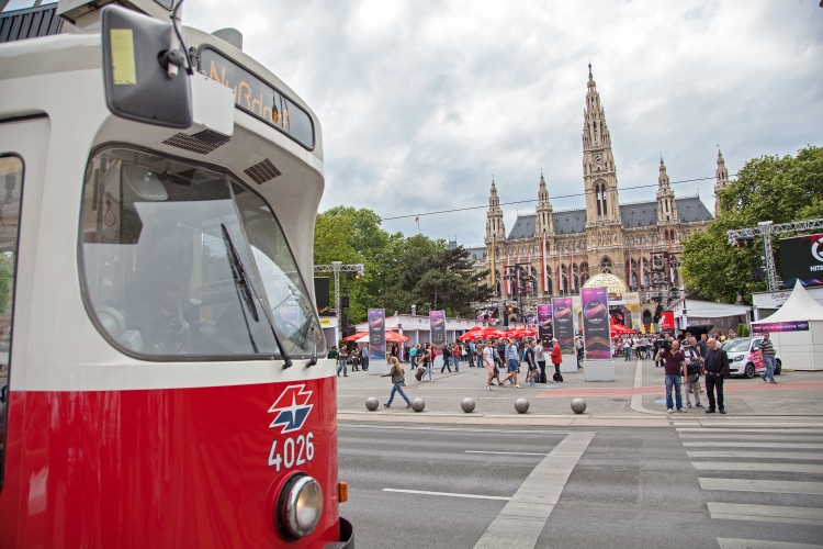 Straßenbahn der Linie D vor dem Eurovision Village am Rathausplatz während des Songcontests.