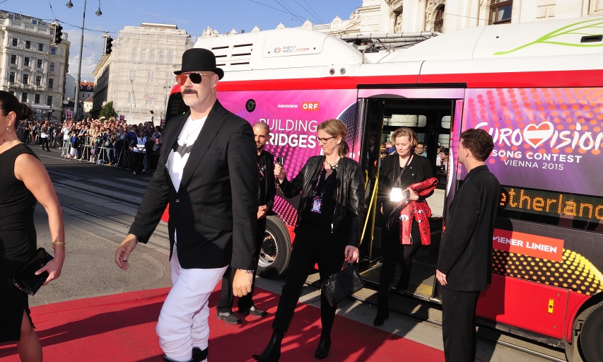 Die TeilnehmerInnen am Eurovision Song Contest werden mit Elektrobussen der Wiener Linien zum Empfang im Rathaus gebracht. Im Bild die KünstlerInnen aus Holland.