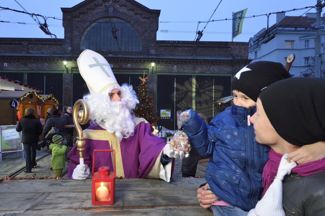 Am Adventmarkt auf dem Gelände des Verkehrsmuseums der Wiener Linien 'Remise' war am 6. Dezember auch der Nikolaus zu Besuch.