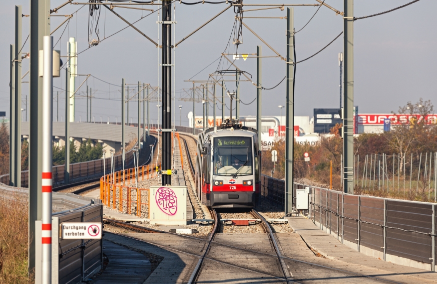 Linie 26 mit Type B1 (Ulf) kurz vor der Station Süßenbrunnerstraße , November 2015
