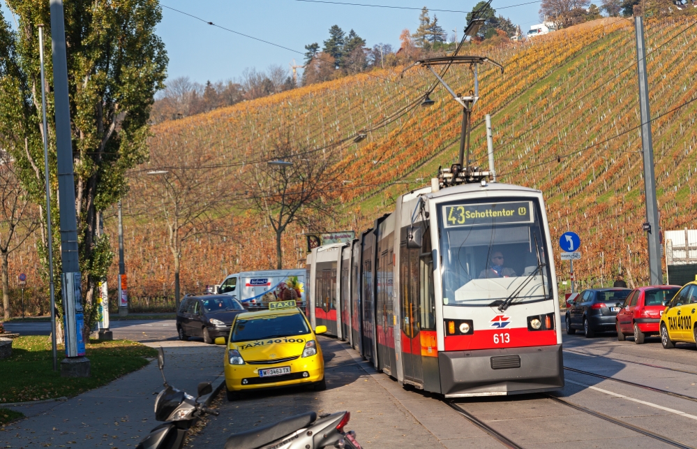 Linie 43 mit Ulf Type B in Dornbach kurz vor der Station DornbacherStraße, November 2015