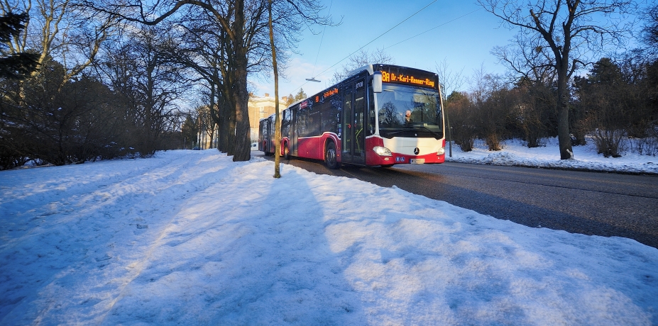 Autobus der Linie 48A im Bereich Baumgartner Höhe.