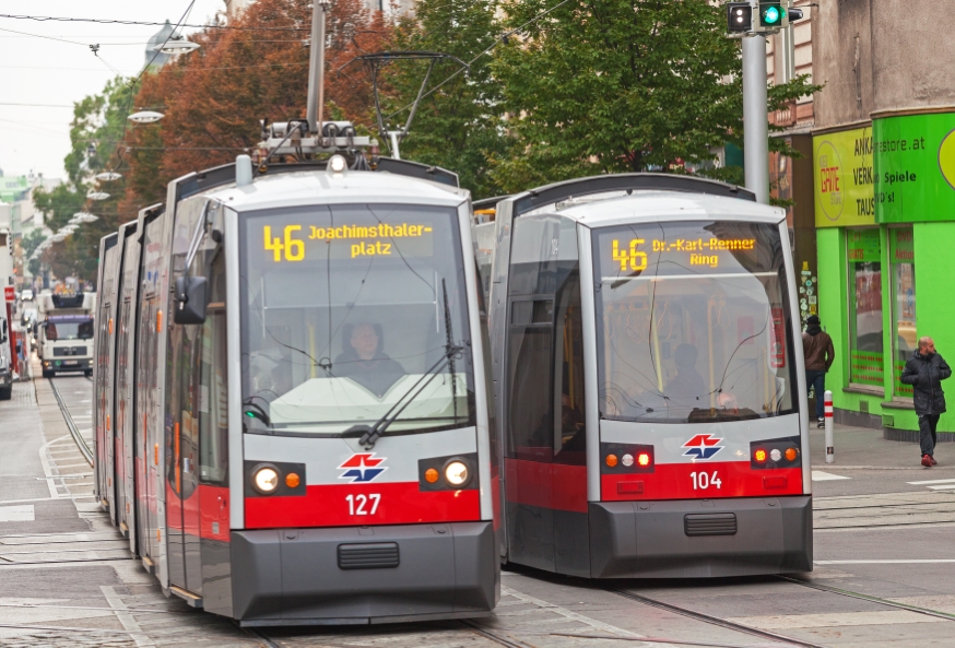 Zwei Züge Linie 46 mit der Type A1  kurz vor der Staton Thaliastraße U6, Oktober 2015