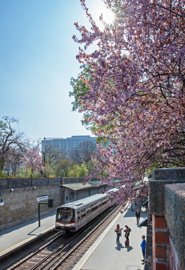 U-Bahn Station Stadtpark der U4 mit einem  Zug der Type V, April 2015