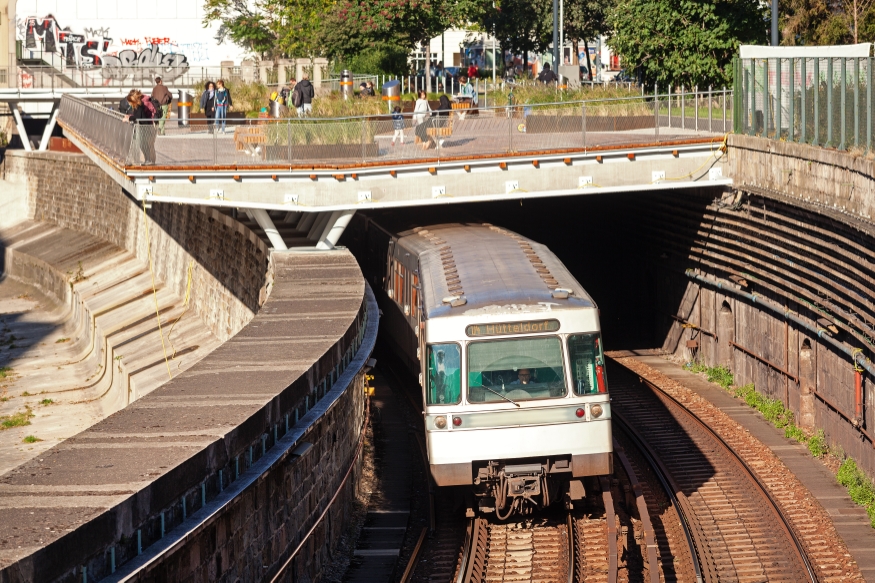 U-Bahn Zug der Linie U4 in Fahrtrichtung Hütteldorf bei der neuen Überplattung nach der Station Pilgramgasse. September 2015