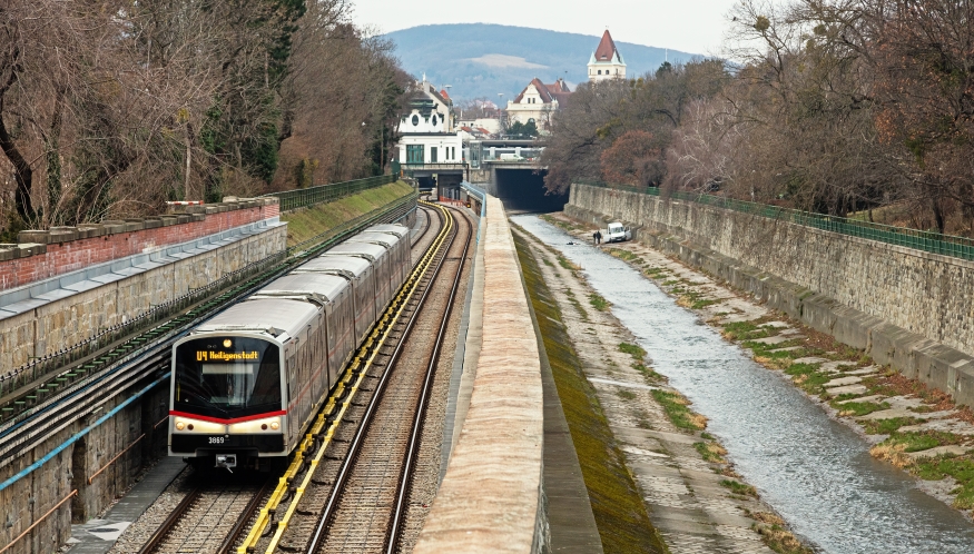 V-Zug  der Linie U4 zwischen der Station Hietzing und Schönbrunn