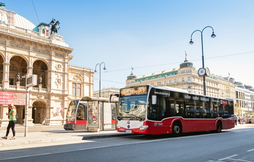 Die Buslinie 59A unterwegs am Opernring bei der Oper, August 2016