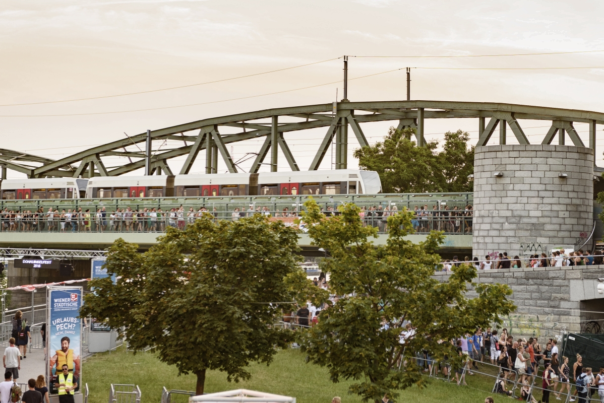 Am besten reist man mit den Wiener Linien zum Donauinselfest, dem größten Open-Air Festival Europas. So wie hier mit der U6.