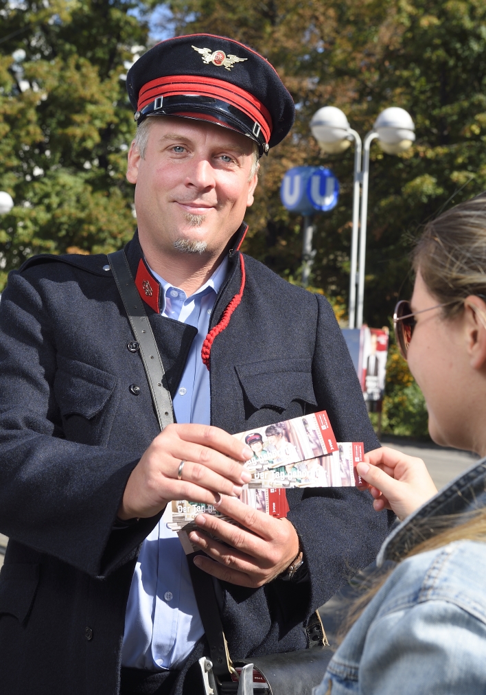 Ein Mitarbeiter der Wiener Linien in historscher Uniform lädt zum Tramwaytag 2016 und verteilt am Reumannplatz Gratisfahrscheine für den 10. September.