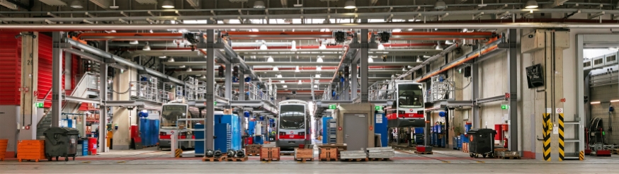 Hauptwerkstätte  Simmering, diverse Züge in der Revisionshalle, August 2016