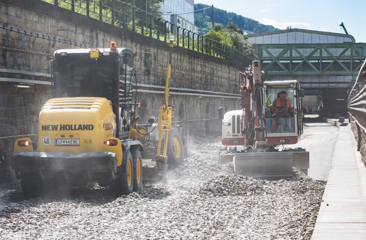 Errichtung des neuen Gleisuntergrundes im Bereich der Station Ober St. Veit
