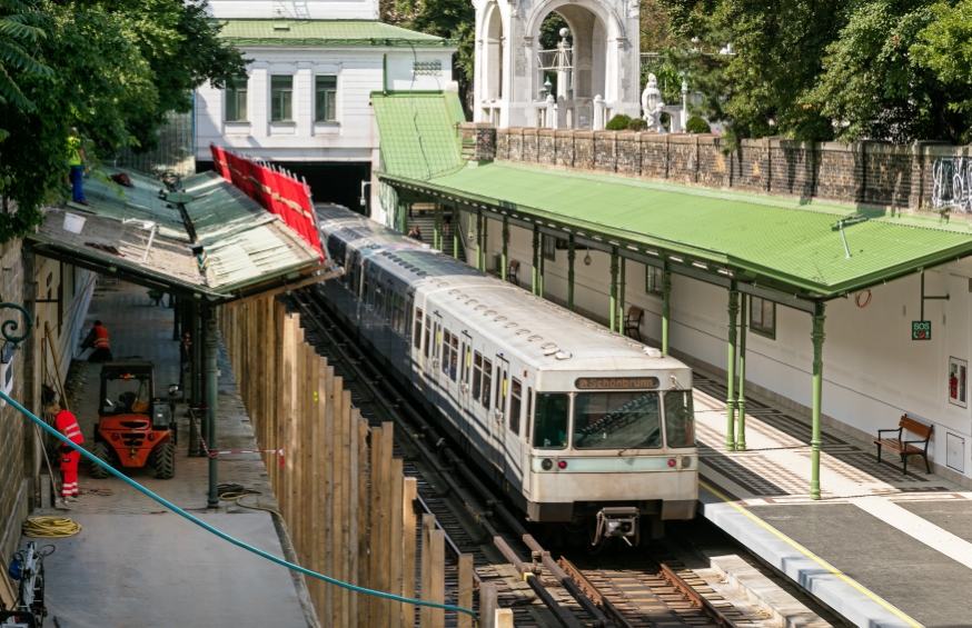 U4 Station Stadtpark, jetzt wird das Dach und der Bahnsteig Richtung Heiligenstadt saniert, 18.Juli 2016