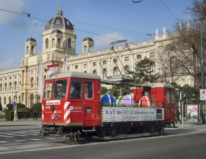 Heuer erstmals wird eine mit Ostermotiven dekorierte Lore der Wiener Linien in der Stadt untwegs sein, Hier auf dem Ring vor dem Naturhistorischen Museum.