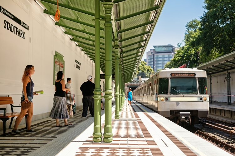 U4 Station Stadtpark, erster Bahnsteig und Stiegen wurden saniert. Juli 2016