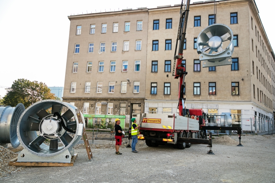 Im Bereich der U1 Baustelle Troststraße werden neue Ventilatoren geliefert