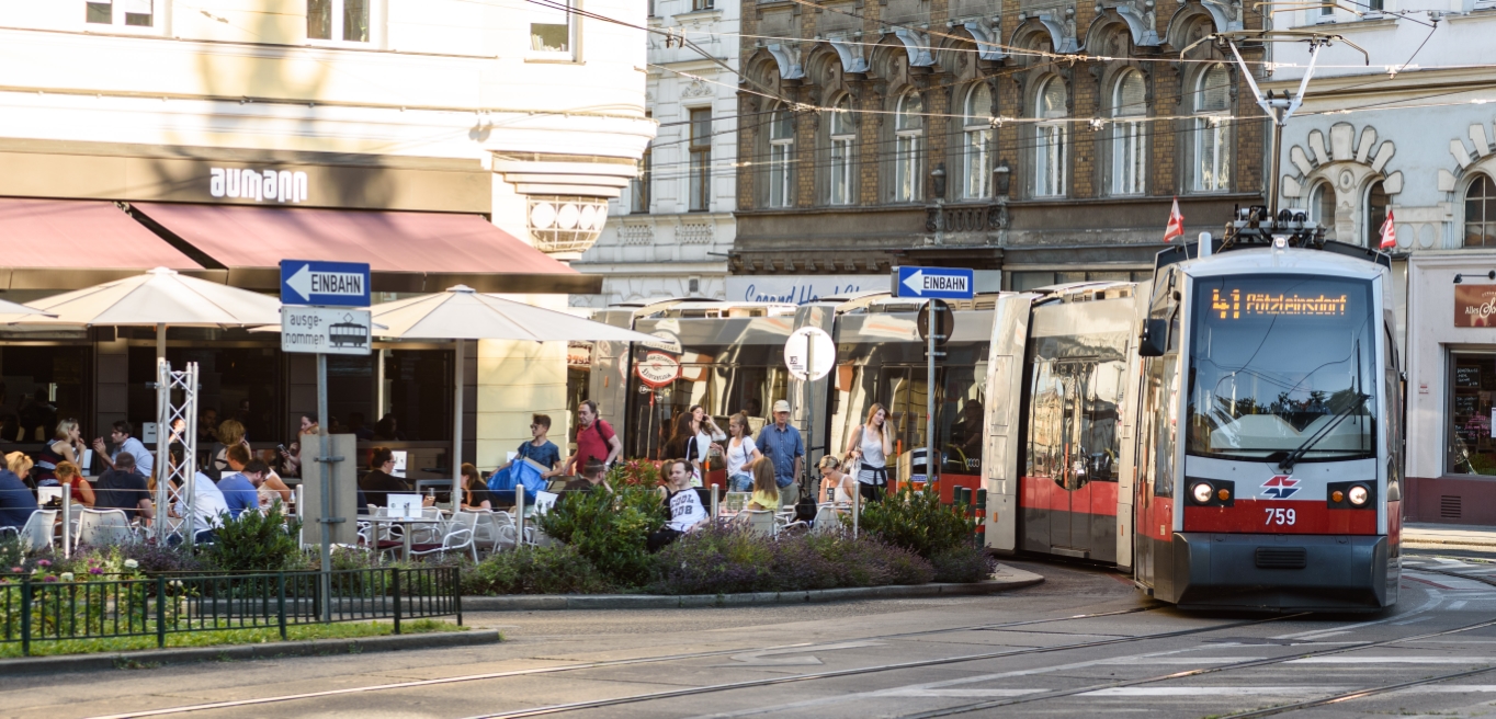 Im den Sommermonaten mit den Wiener Linien durch die Stadt. Im Bild eine Straßenbhan der Linie 41.