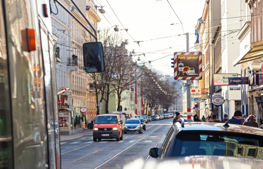 Tram-In-Takt II System in der Döblinger Hauptstraße mit Zug der Linie 37, Jänner 2016