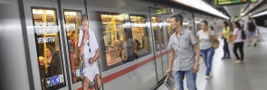 Beklebungen auf U-Bahn-Zügen machen auf das Blockieren der U-Bahn-Türen aufmerksam