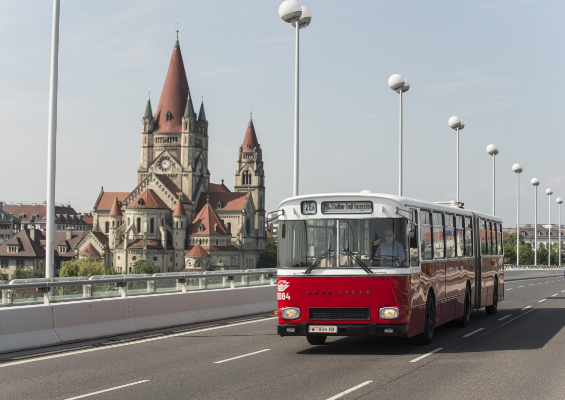 Historischer Linienbus GU 230, Nr 8084, fährt 40 Jahre nach seinem Unfall beim Einsturz der Reichsbrücke wieder über die heutige Reichsbrücke. Der Bus ist im Verkehrsmuseum Remise zu besichtigen.