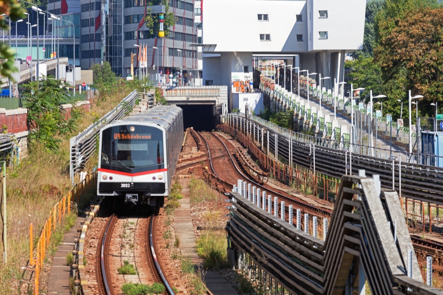 V-Zug Zug der Linie U4 zwischen der Station Spittelau und Friedensbrücke,  August 2016