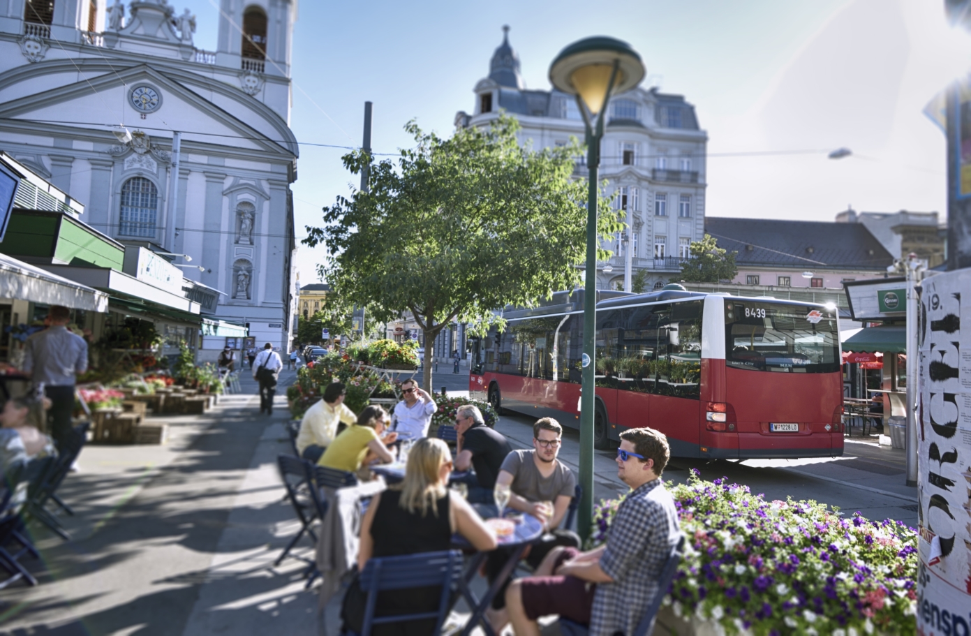 Im den Sommermonaten mit den Wiener Linien durch die Stadt. Im Bild Autobus der Linie 74A.
