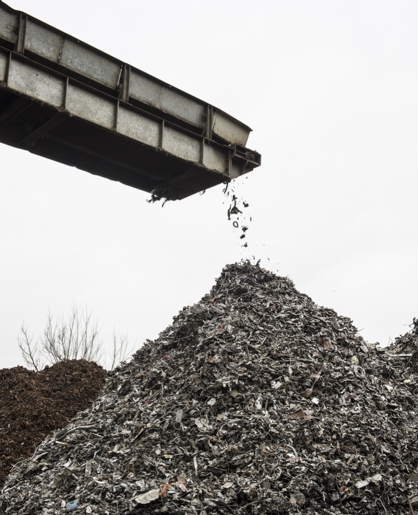 Ausgemusterte Bim wird bei der Firma Scholz in Laxenburg verschrottet. Nach der Sortierung bleibt nur noch der Stahl übrig, der recycelt wird.