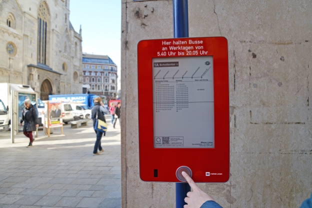 Testbetrieb an der Bushaltestelle Stephansplatz: E-Paper ist elektronischer Fahrplanaushang und Echtzeitinformation.
