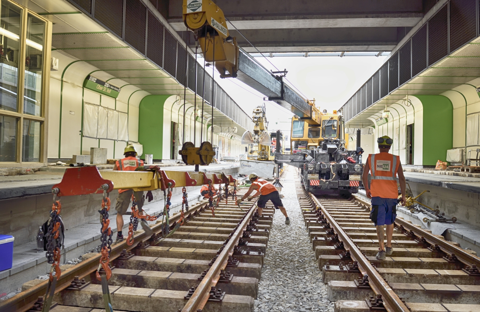Nach Fertigstellung des Unterbaus werden bereits die Gleise wieder aufgelegt und montiert.