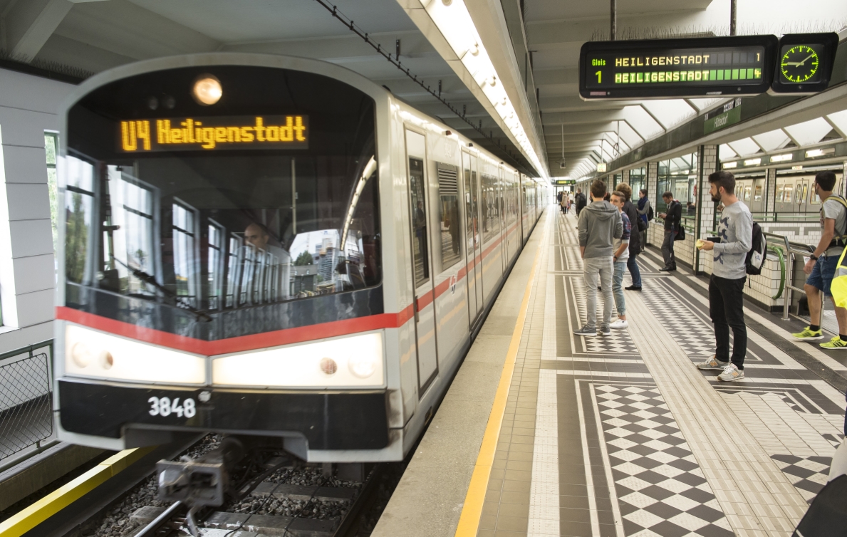 Nach umfangreichen Renovierungsarbeiten ist die Linie U4 wieder auf ihrem gesamten Streckennetz befahrbar. Zug der Linie U4 mit Fahrgästen in der Station Hütteldorf.